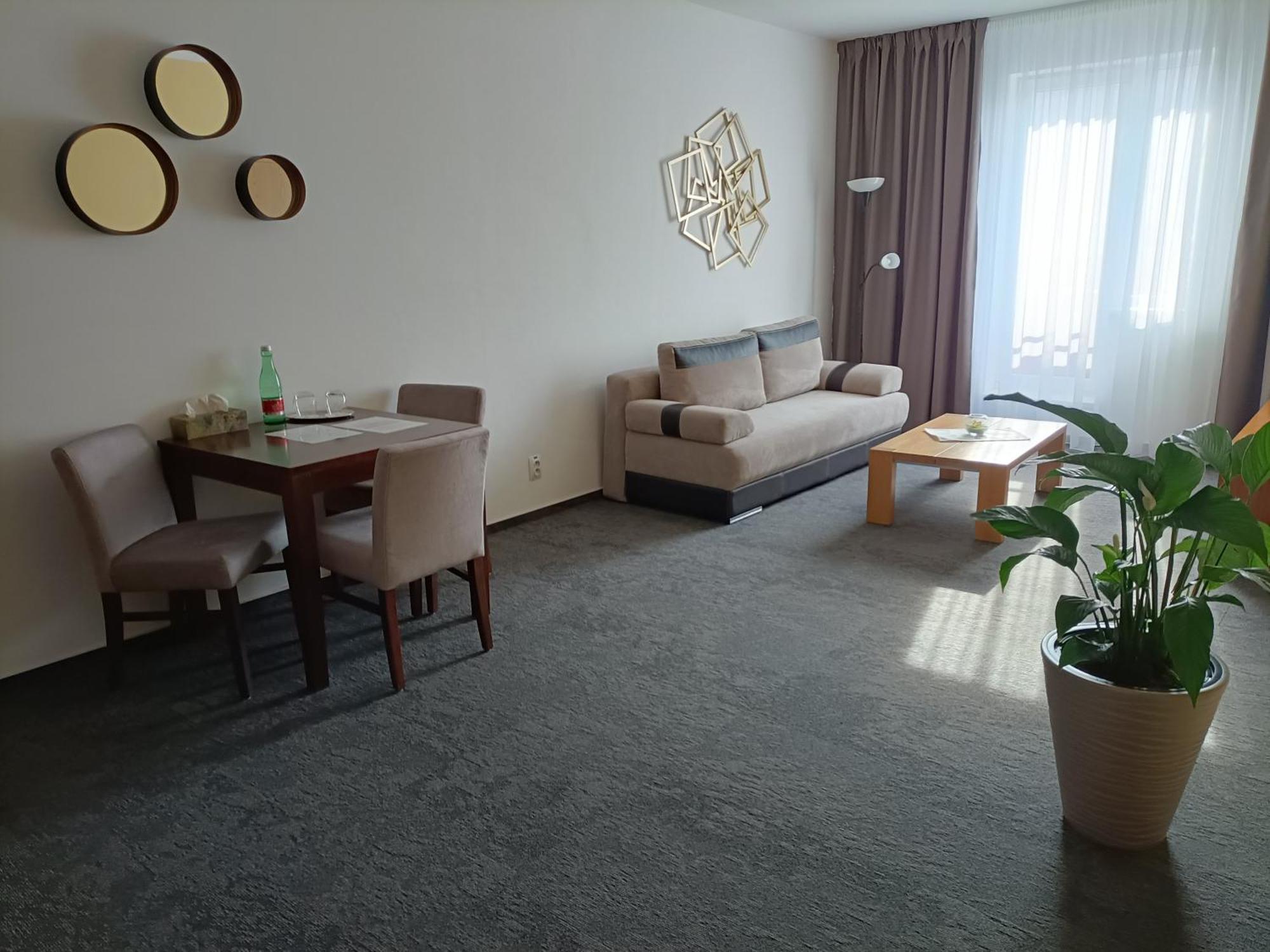 Hotel Eminent Ступава Экстерьер фото